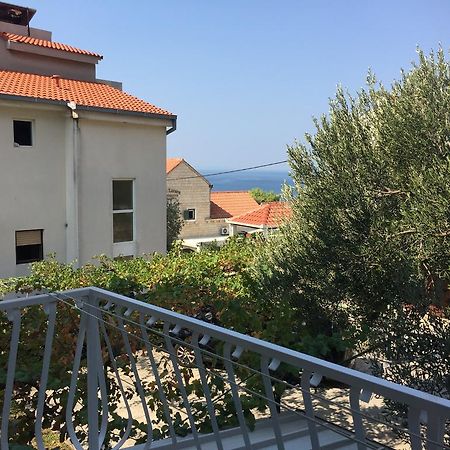 Apartments Bilic Nemira Оміш Екстер'єр фото