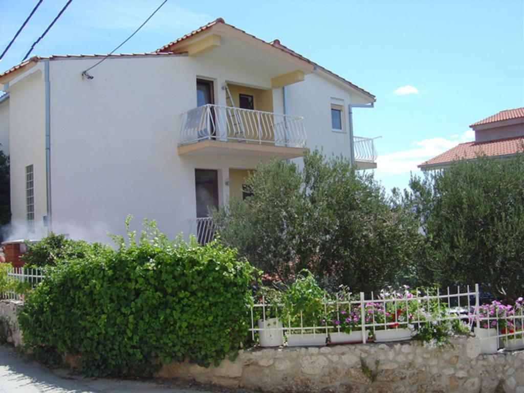 Apartments Bilic Nemira Оміш Екстер'єр фото